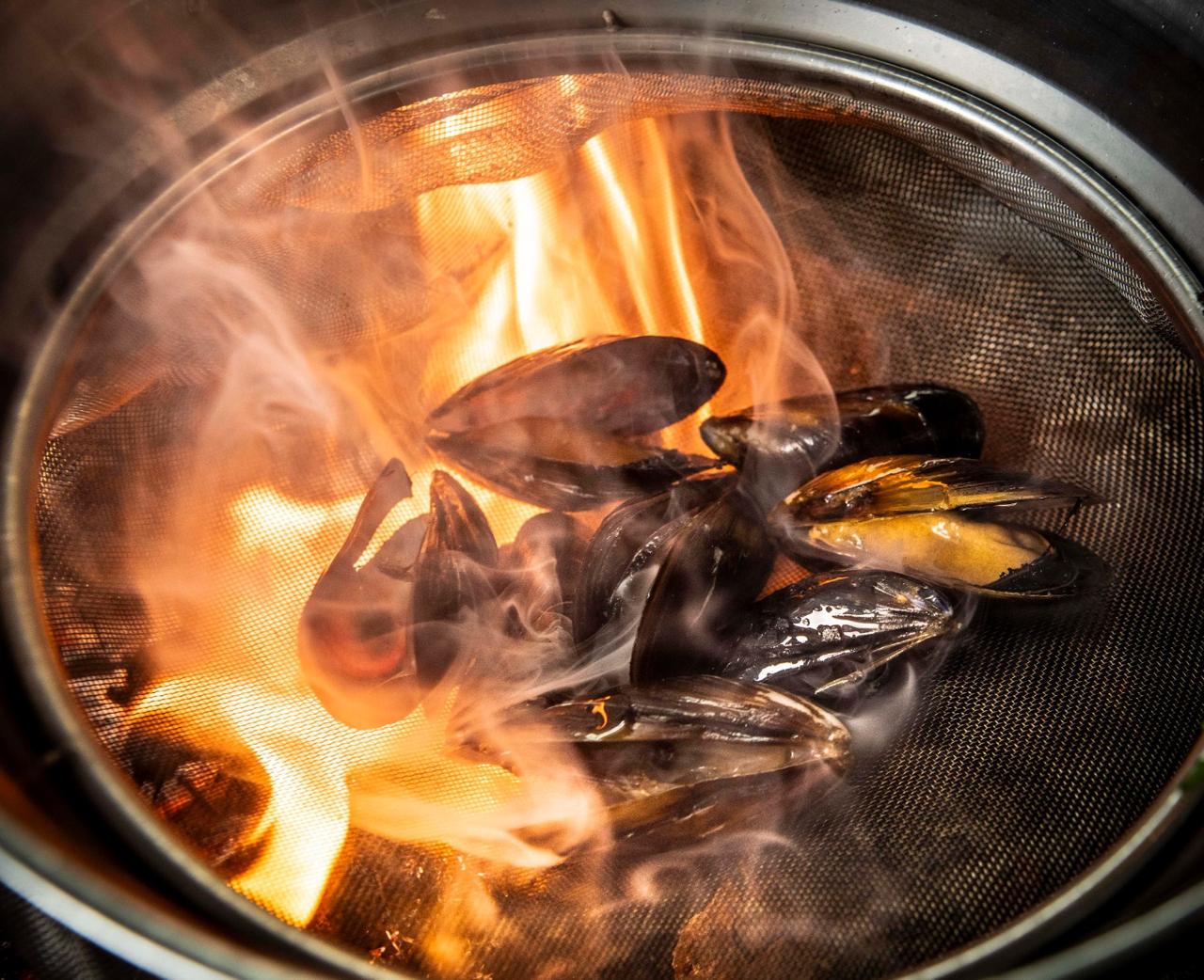 Flamed mussel pot